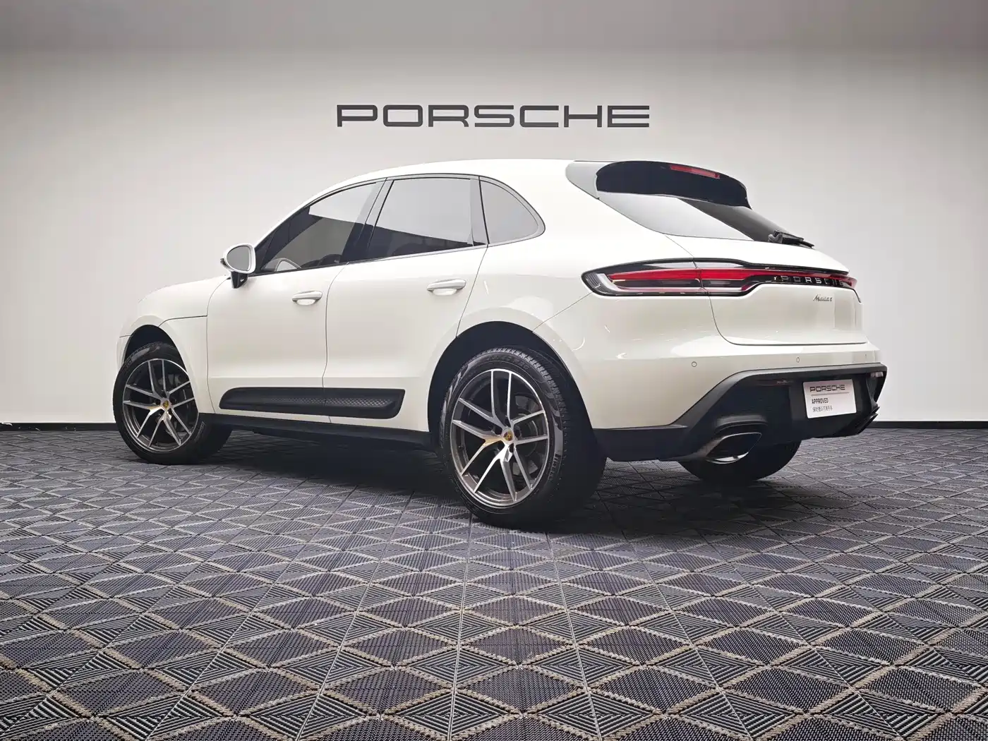 PORSCHE MACAN