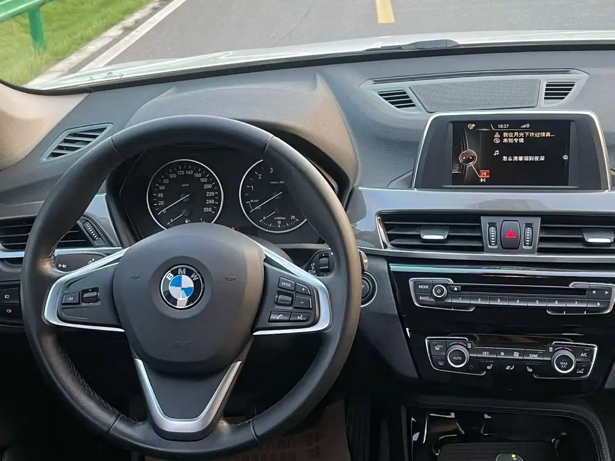 BMW X1 2016 sDrive20Li Luxury Model фото 4