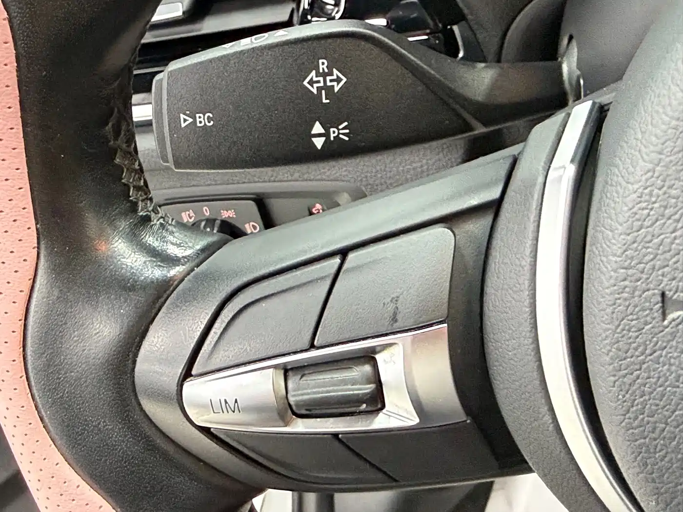 BMW 1 Series 2022 120i M Sport Shadow Edition фото 12