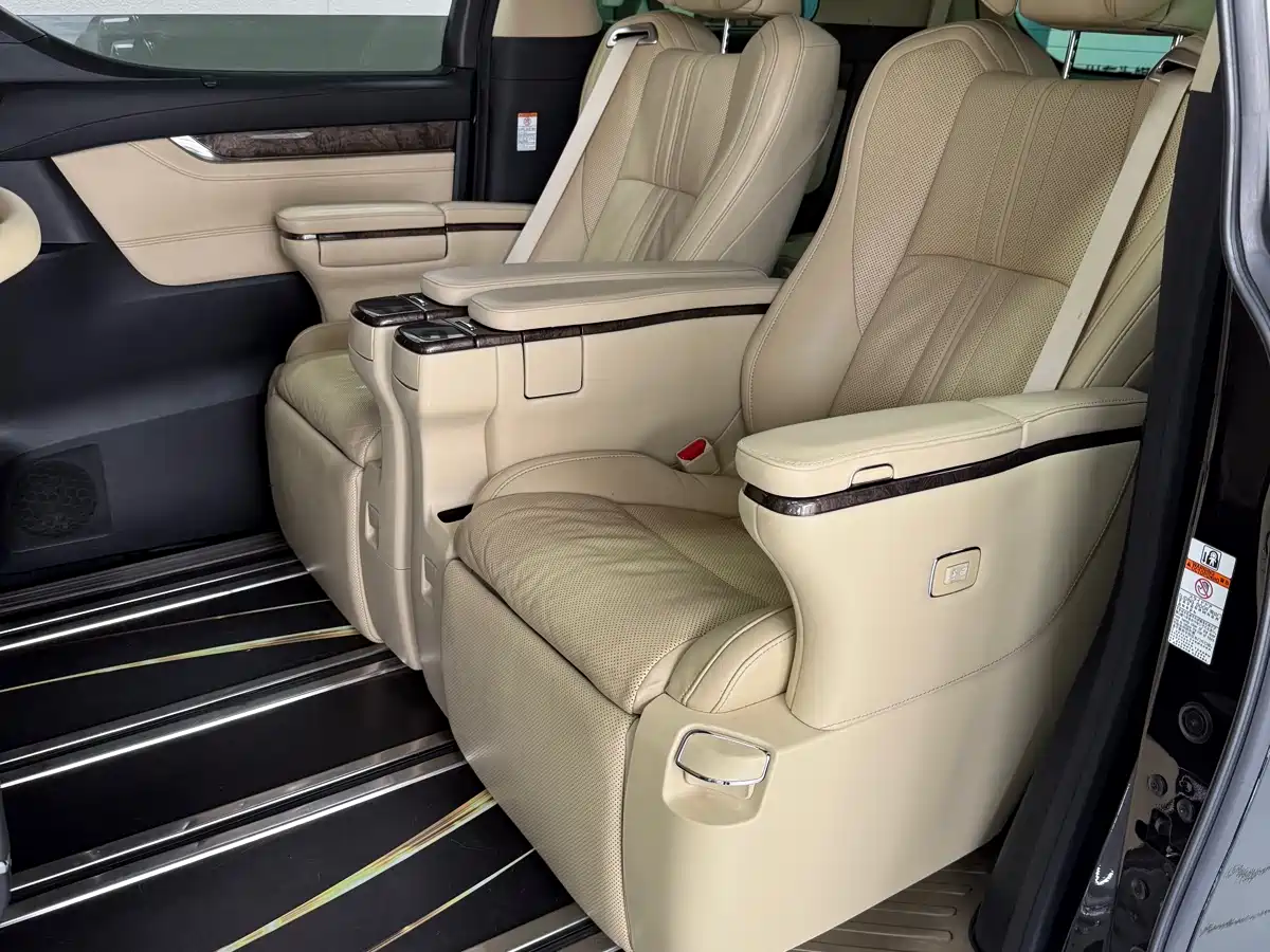 Toyota Vellfire 2019 Hybrid 2.5L HV Premium Edition фото 3