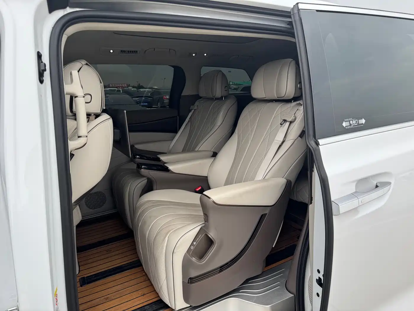 Denza D9 2022 DM-i 970 AWD Flagship фото 9