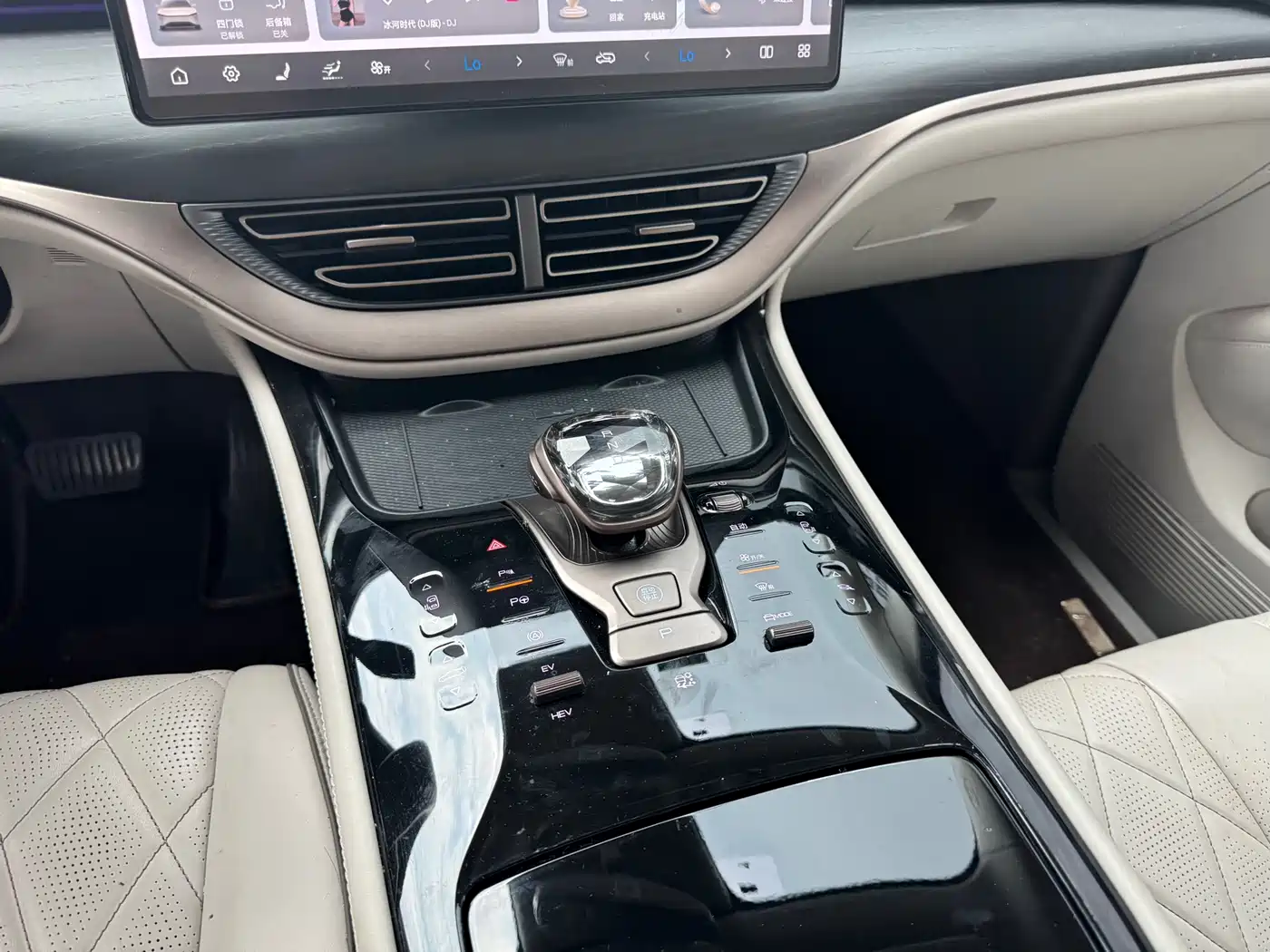 Denza D9 2022 DM-i 970 AWD Flagship фото 8