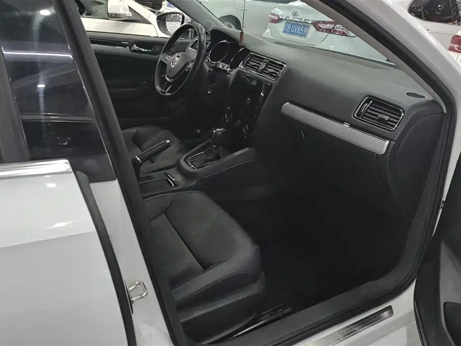 Volkswagen Sagitar 2015 230TSI Automatic Comfort фото 8