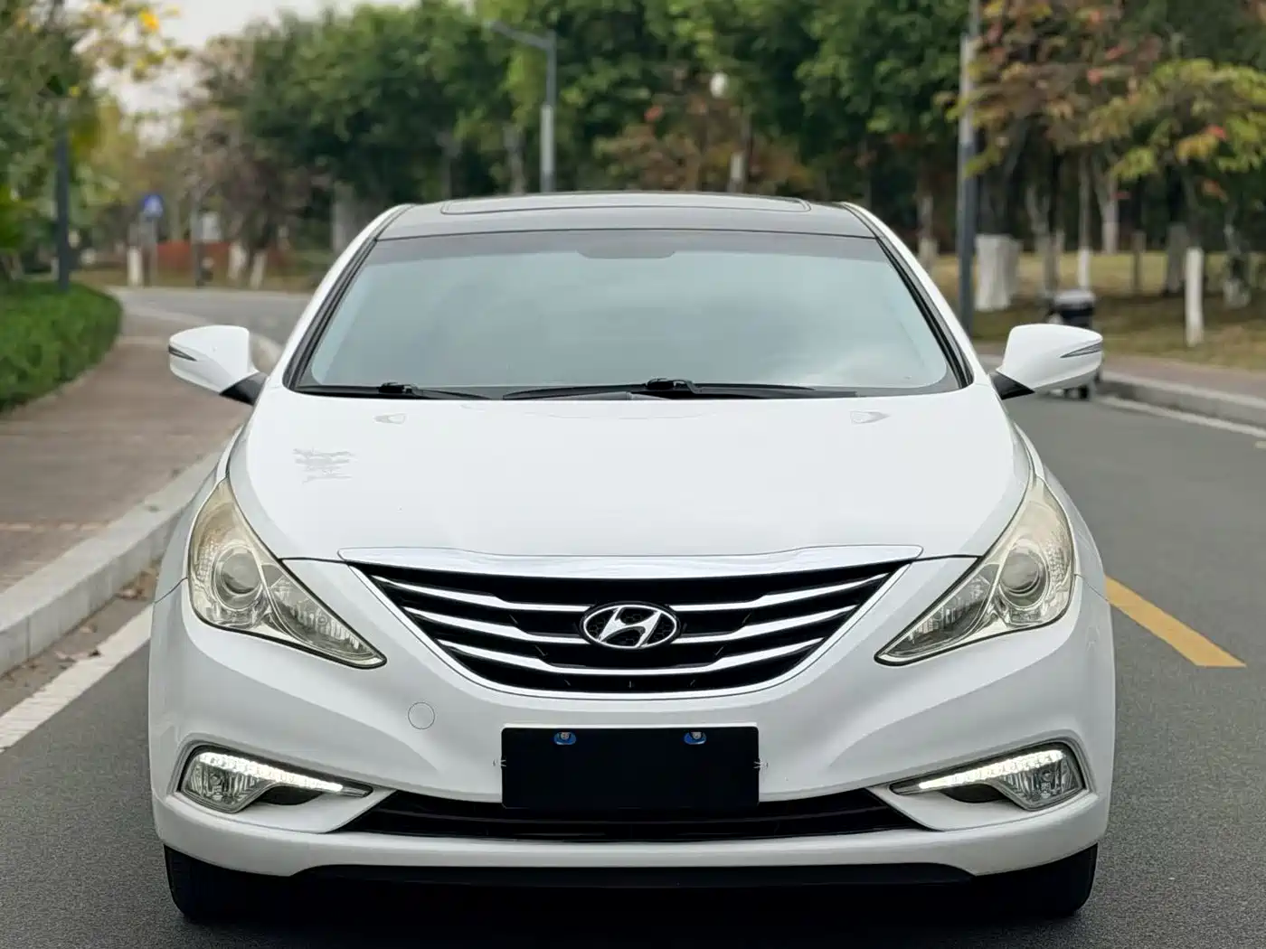 Hyundai Sonata 2015 Classic 2.0L Automatic Luxury Edition фото 2