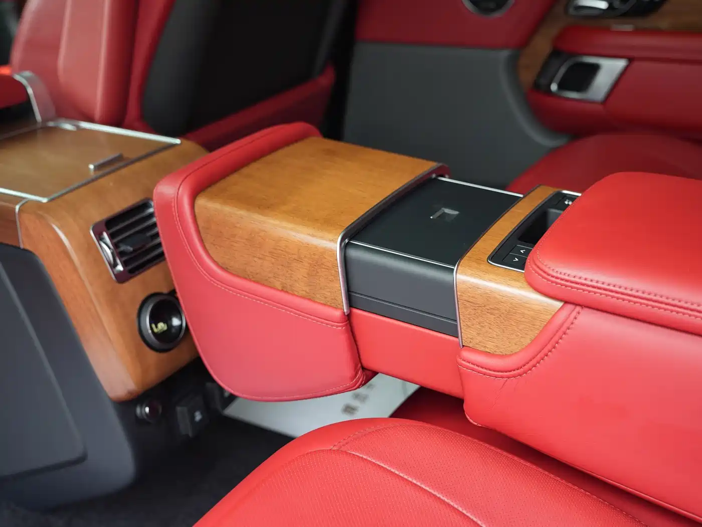 Land Rover Range Rover 2018 3.0 SC V6 AB Revered Genesis Extended Edition фото 17