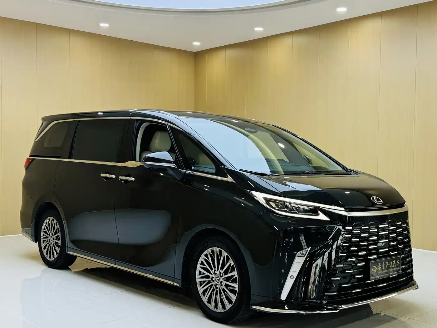 Lexus LM 2025 Model 500h Six-Seater Prestige Edition фото 3