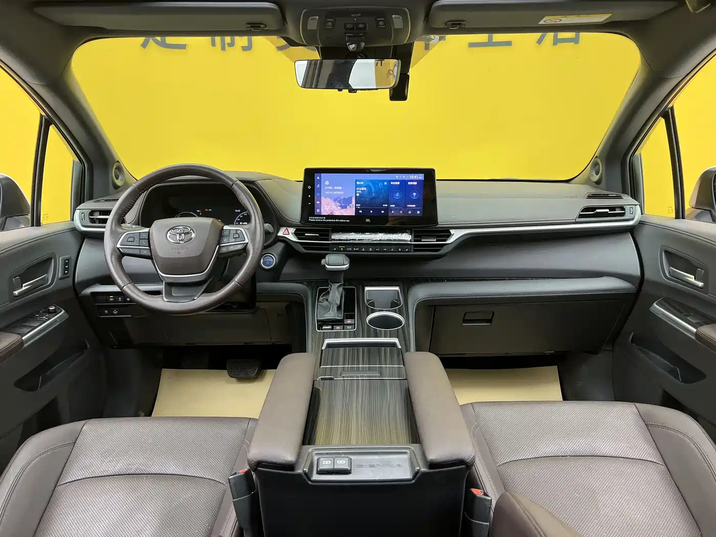Toyota Sienna 2023 2.5L Hybrid Platinum Edition фото 13