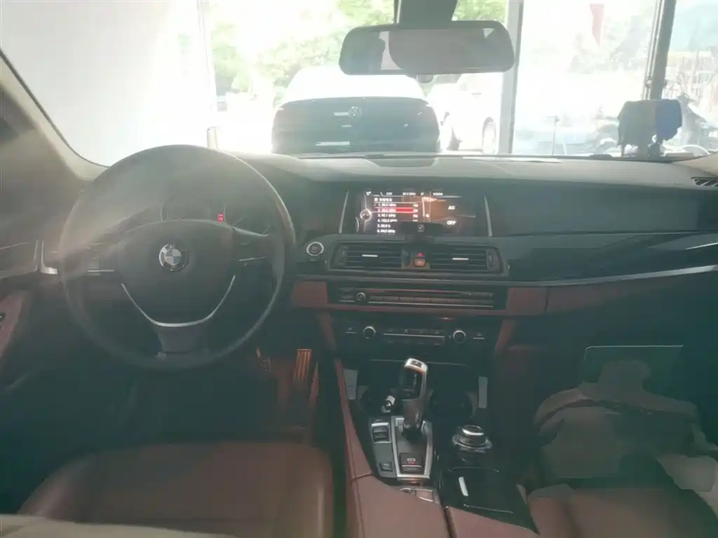 BMW 5 Series 2017 520Li Classic Edition фото 10