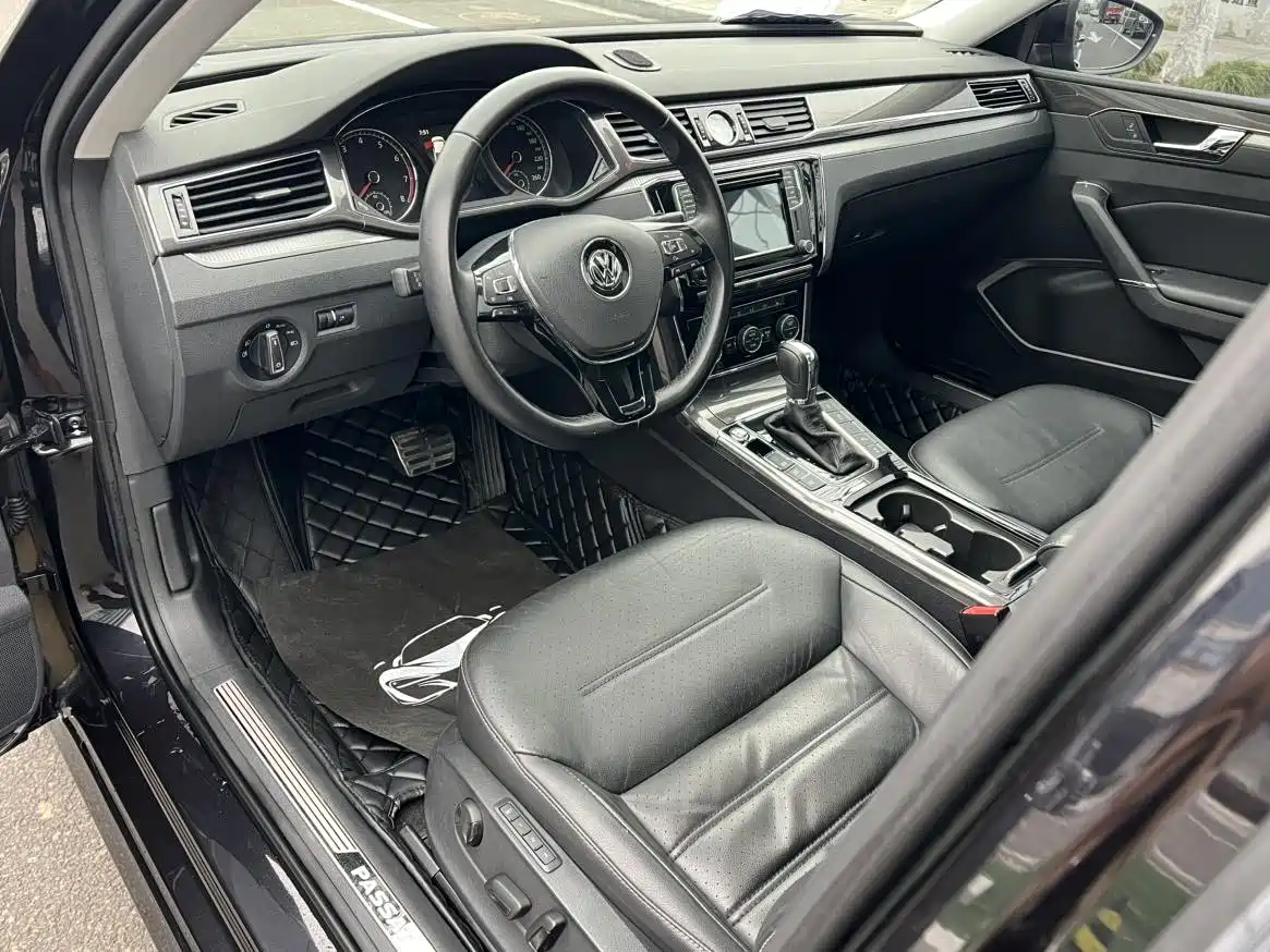 Volkswagen Passat 2017 330TSI DSG Luxury фото 10