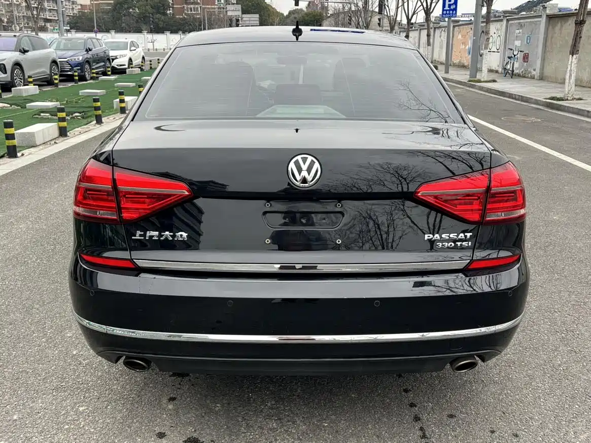 Volkswagen Passat 2017 330TSI DSG Luxury фото 15