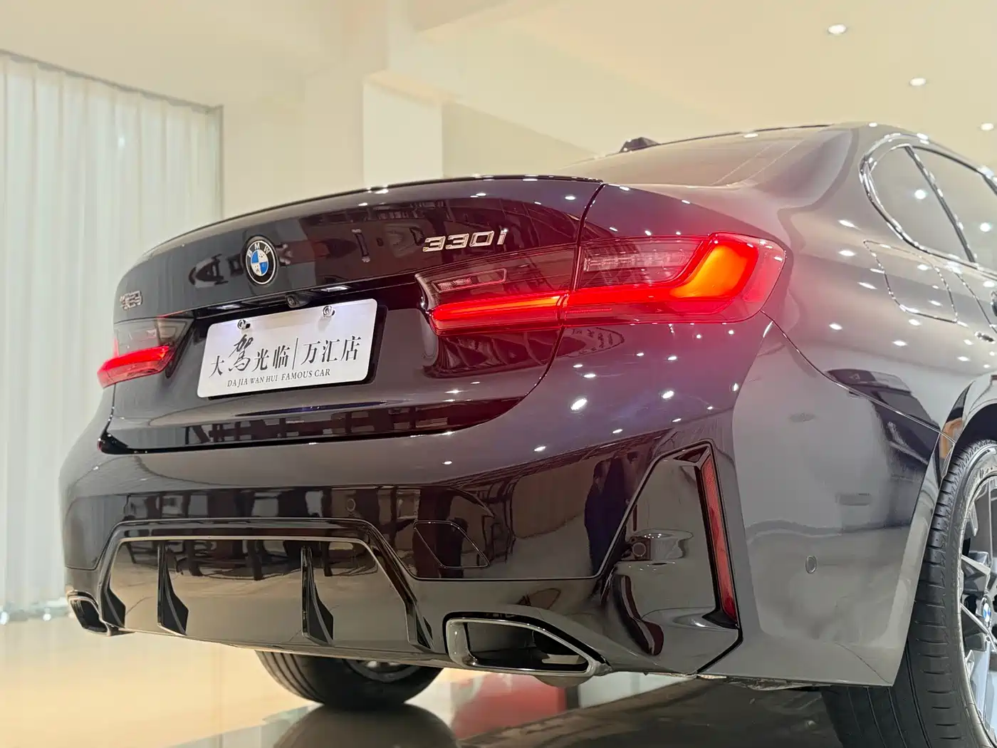 BMW 3 Series 2025 330i M Sport Night Edition фото 10