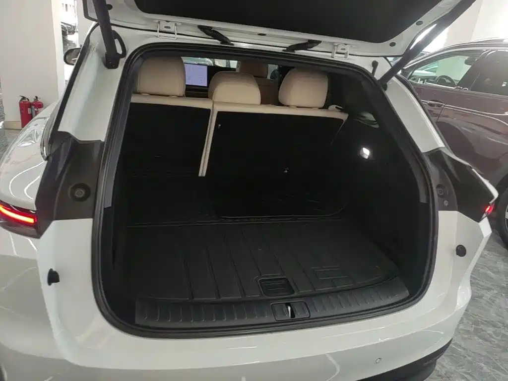 Li Auto i6 2026 2025 2WD Base Model