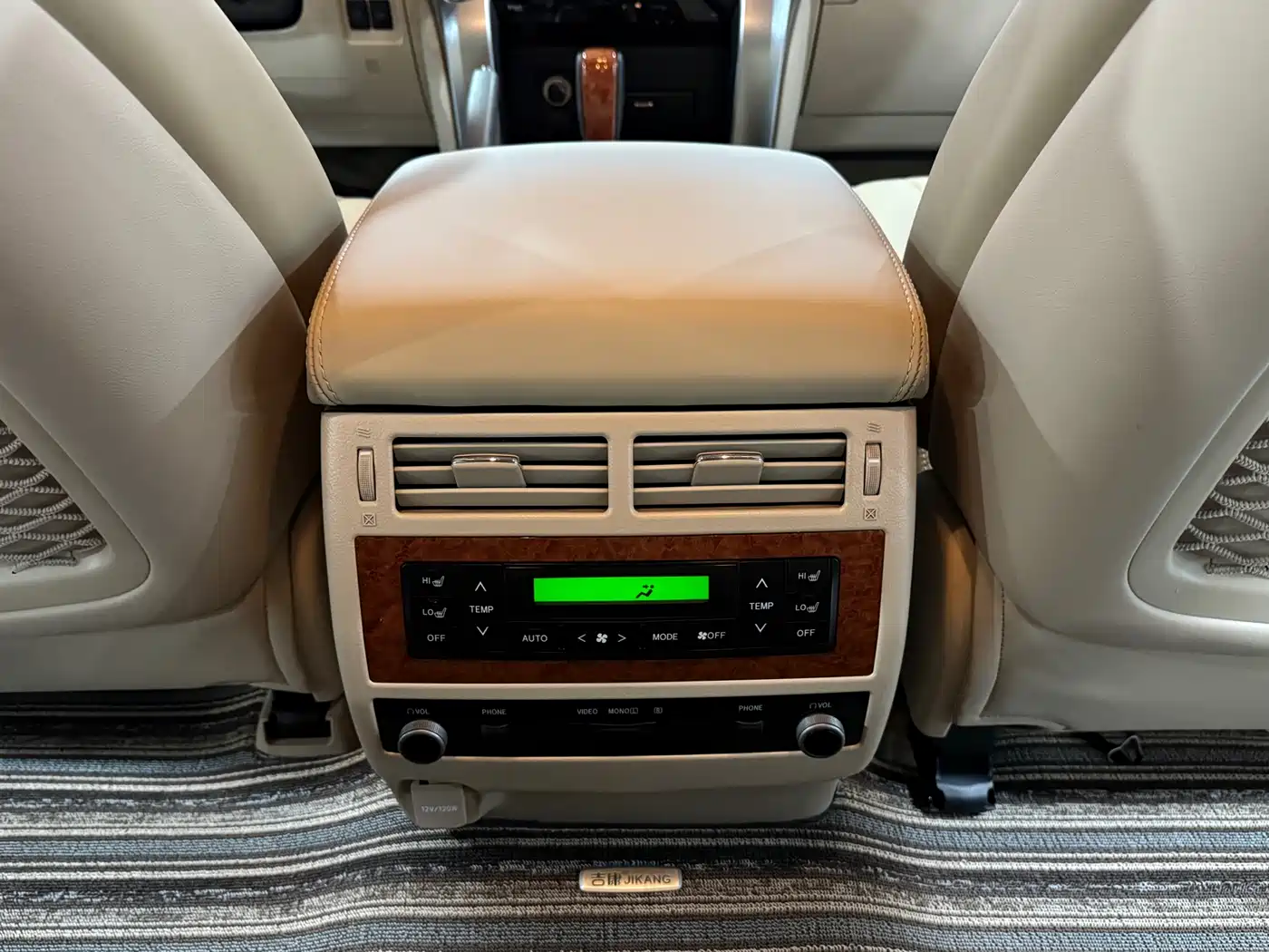 Toyota Land Cruiser 2012 4.6L Automatic VX-R фото 7