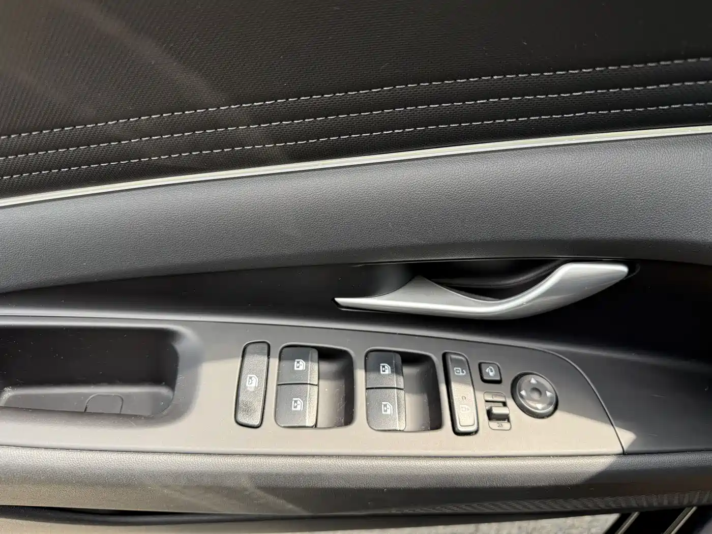 Hyundai Elantra 2022 1.5L CVT LUX Premium Edition фото 2