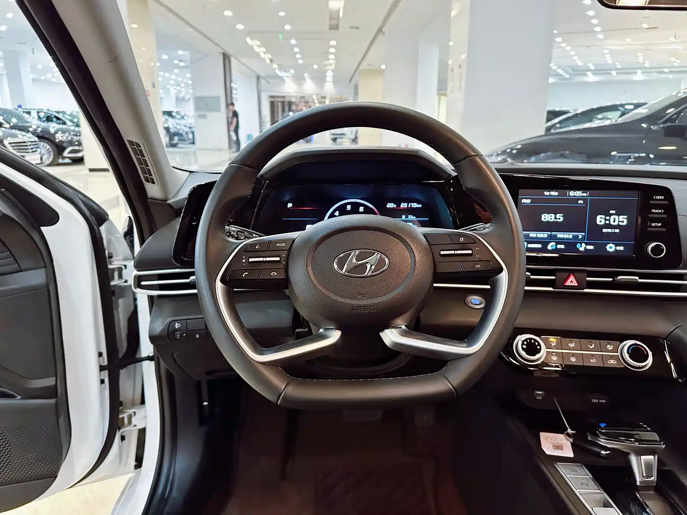 Hyundai Elantra 2022 1.5L CVT GLX Elite Edition фото 13