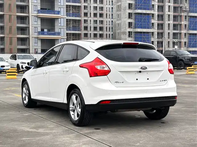 Ford Focus 2015 Hatchback 1.6L Automatic Trend — фото 5