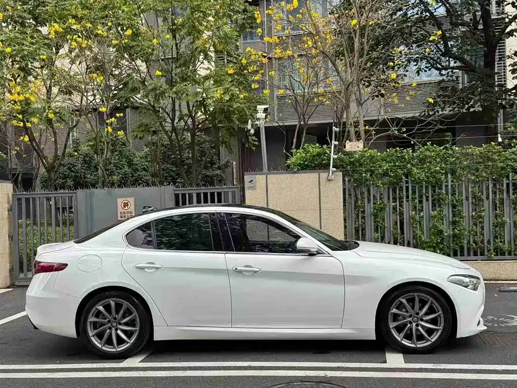 Alfa Romeo Giulia 2017 2017 2.0T 200HP Luxury Edition