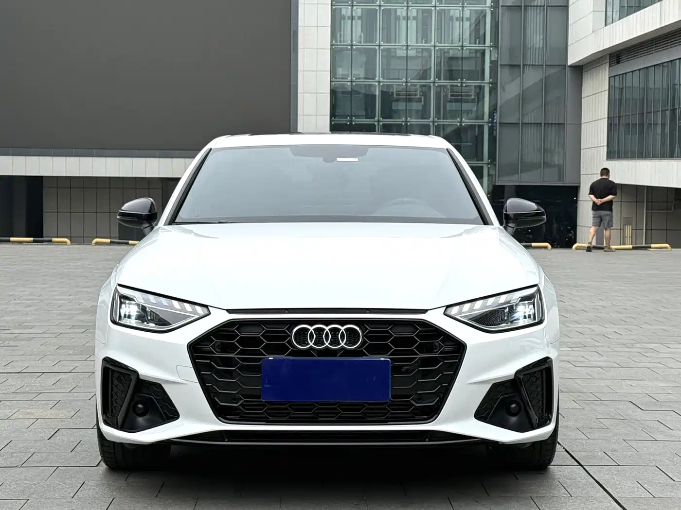 Audi A4L 2025 2 Million Celebration Edition 40 TFSI Luxury Dynamic фото 2