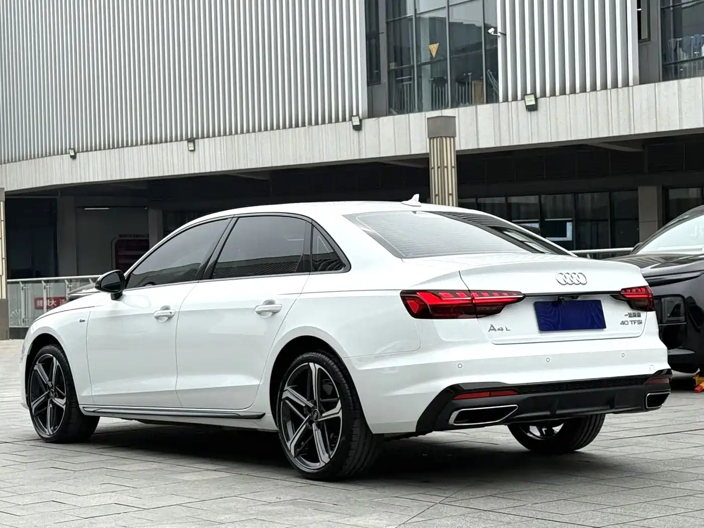 Audi A4L 2025 2 Million Celebration Edition 40 TFSI Luxury Dynamic фото 7