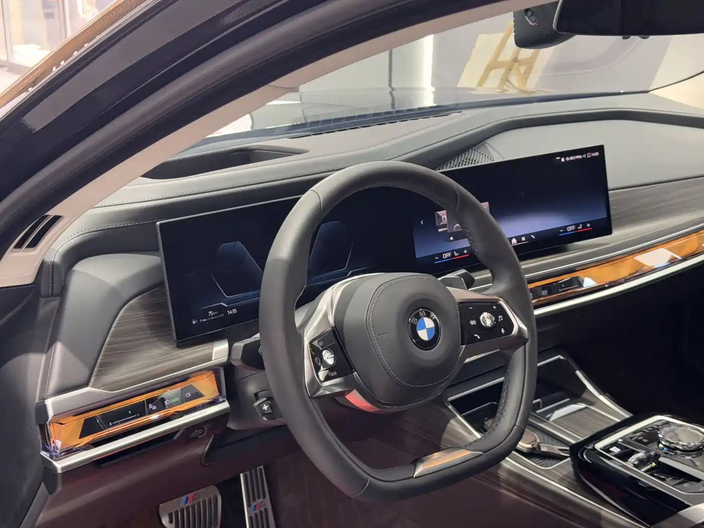 BMW 7 Series 2026 735Li Luxury Package фото 14