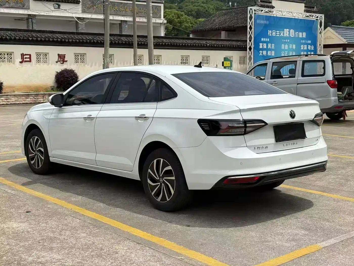 Volkswagen Lavida 2024 Model 1.5L Automatic Delight Edition фото 4