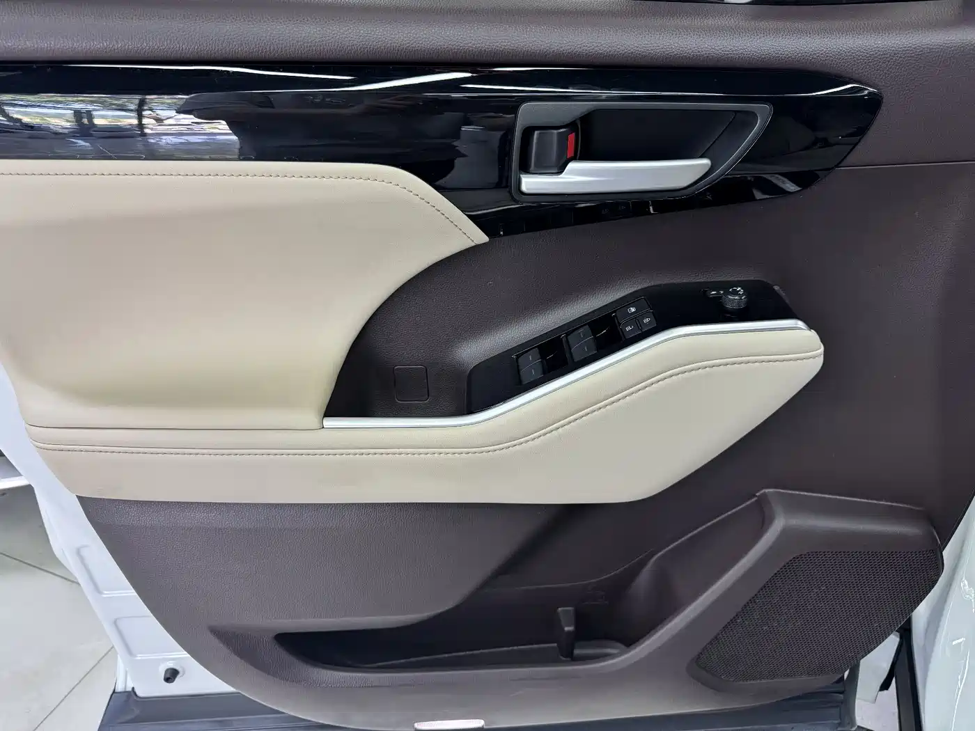 Toyota Highlander 2022 Model Dual Engine 2.5L 4WD Premium Edition 7-Seater фото 8