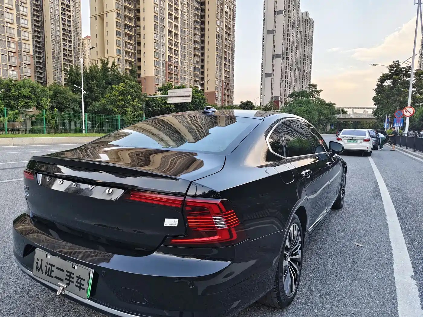 Volvo S90 Plug-in Hybrid 2023 T8 Plug-in Hybrid AWD Long Range Smart Elite Luxury фото 2
