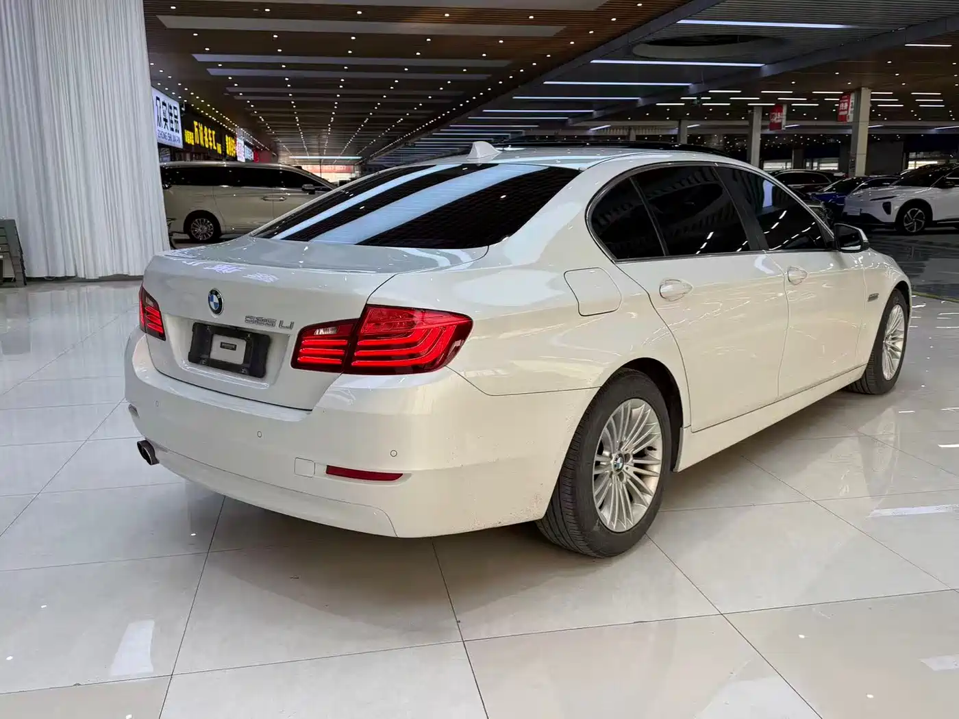 BMW 5 Series 2014 525Li Leading фото 9