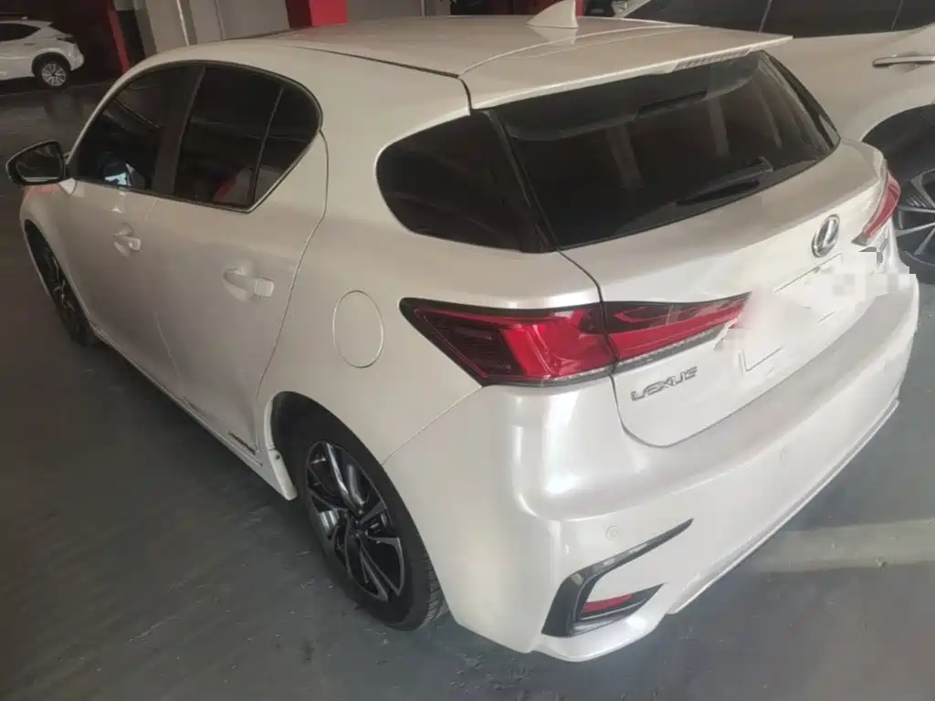 Photo 5 - Lexus CT
