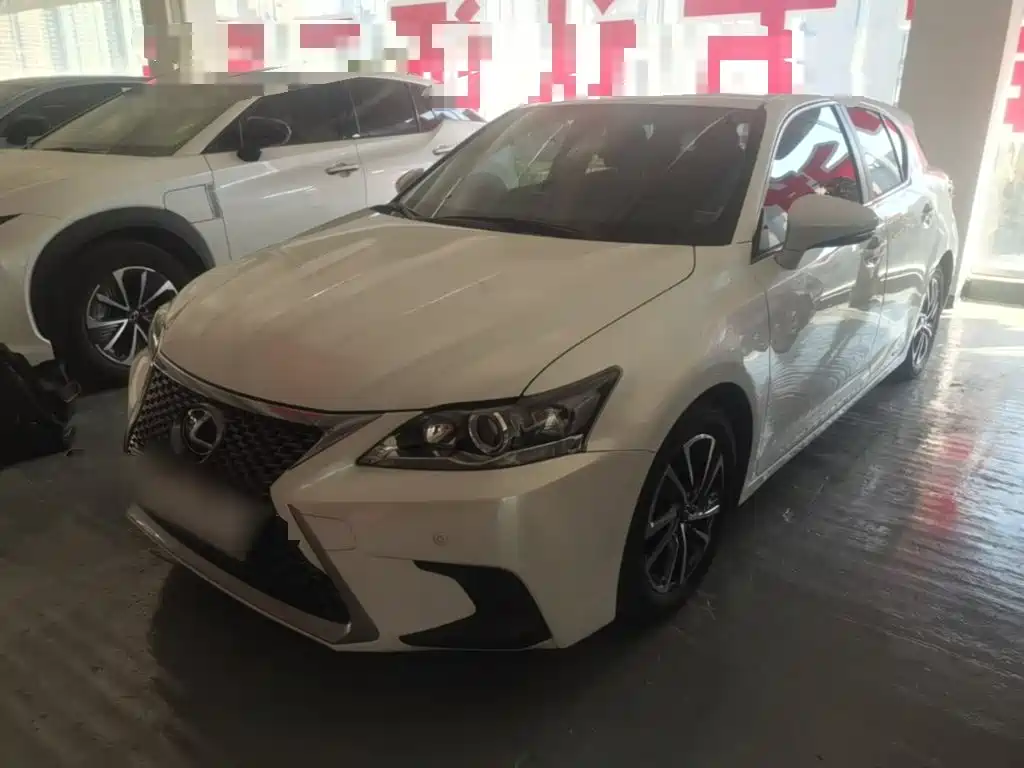 Photo 1 - Lexus CT