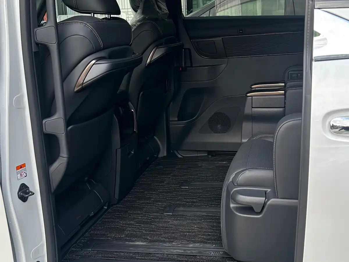 Toyota Alphard 2025 Hybrid 2.5L Ultimate Gold Edition фото 8