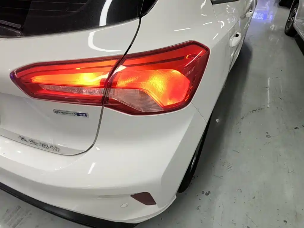 Ford Focus 2022 2021 Hatchback EcoBoost 180 Auto Trend
