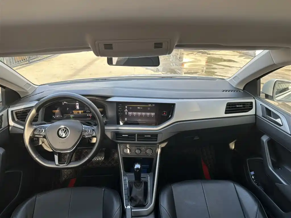 VOLKSWAGEN POLO