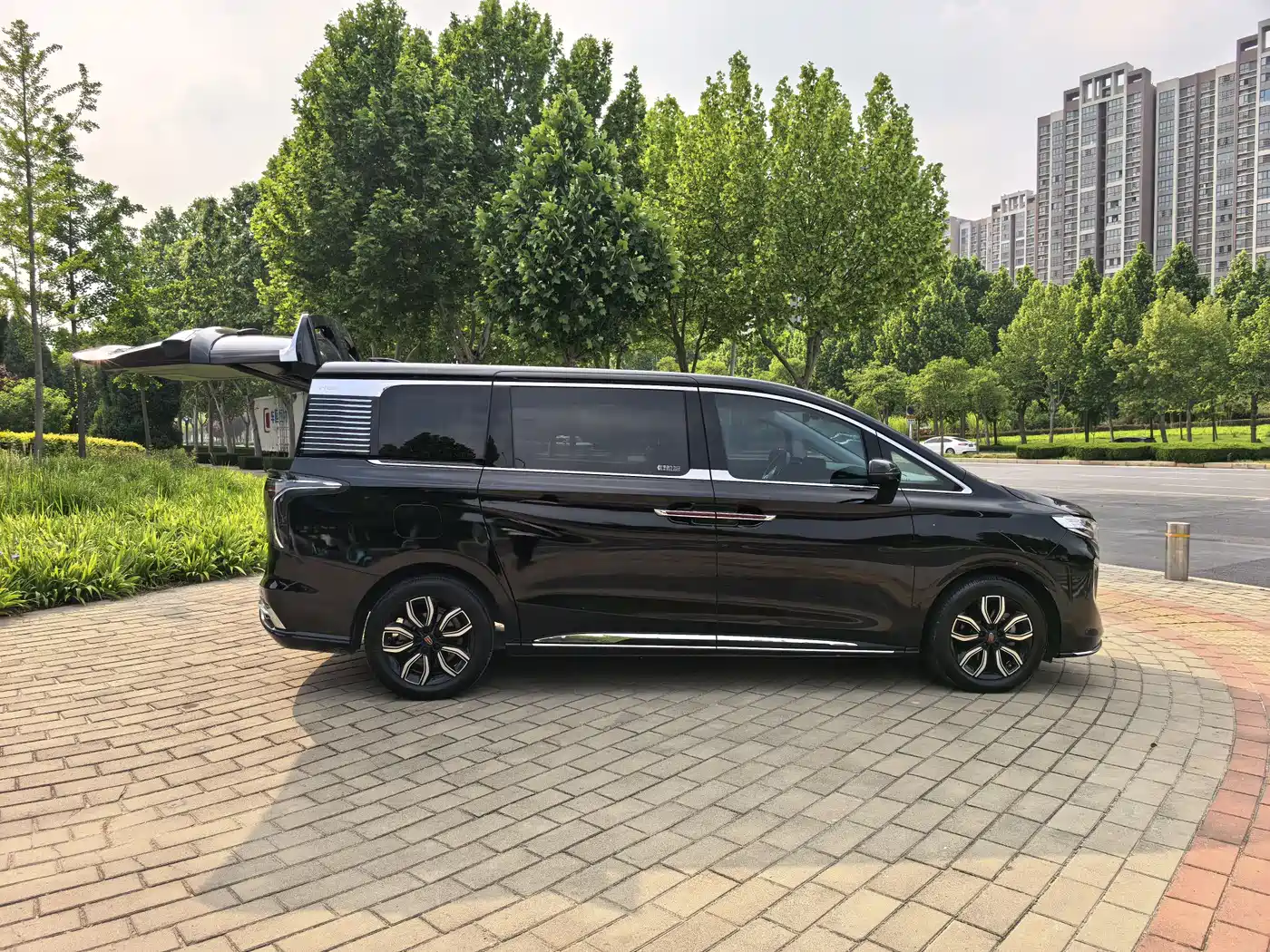 Hongqi HQ9 2023 2.0T Smart Connect Flag Enjoy Edition фото 30
