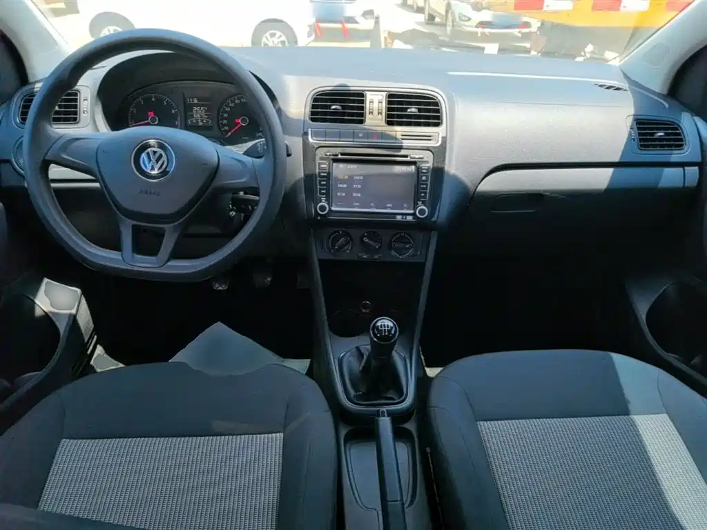 Volkswagen Polo 2014 1.4L Manual Trend Edition фото 10