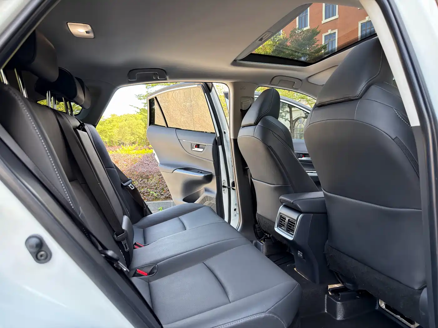 Toyota Venza 2022 Dual Engine 2.5L CVT 2WD Luxury фото 6