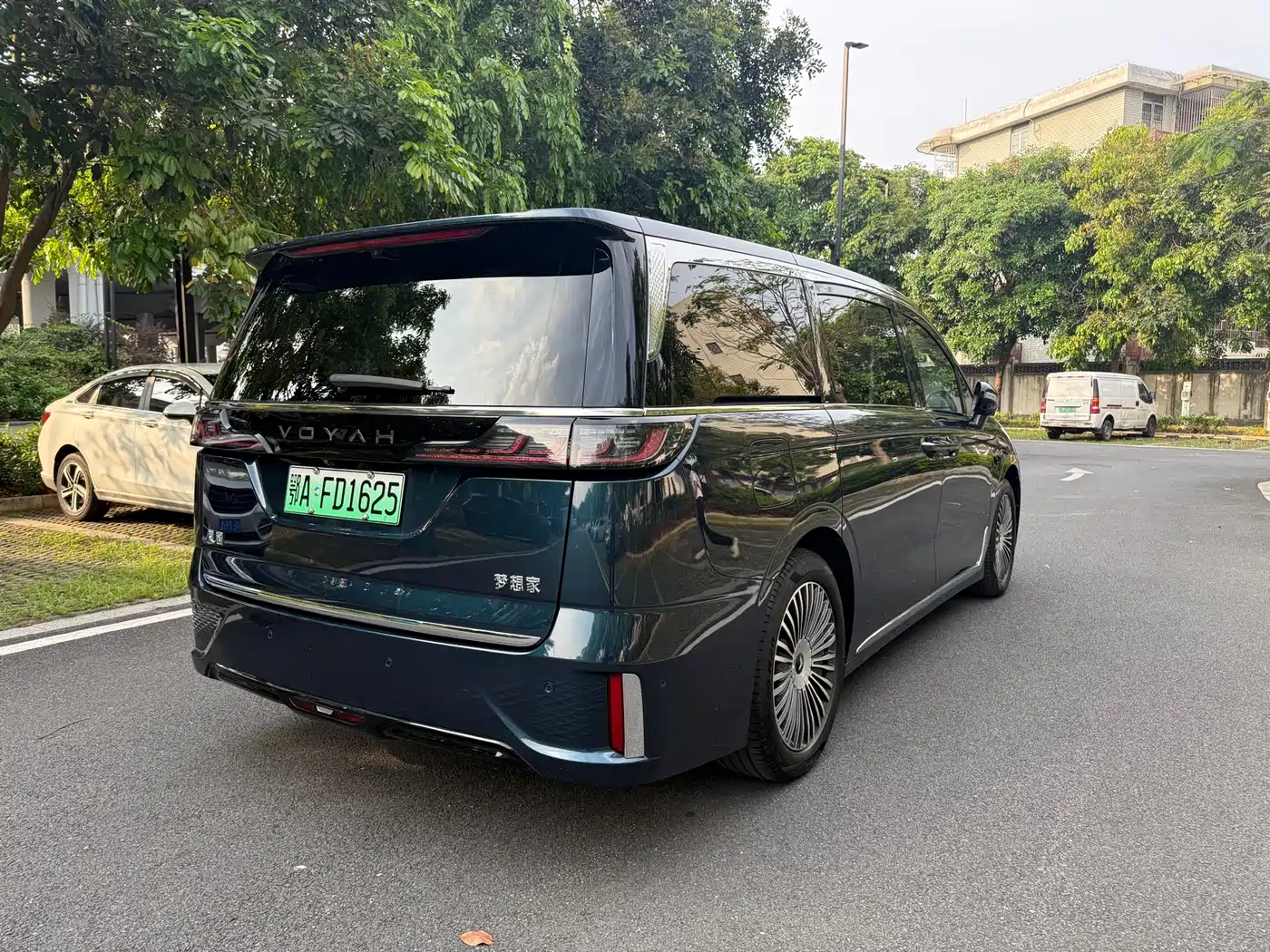 Voyah Auto Voyah Dreamer 2025 Model PHEV 4WD Premium QianKun Edition фото 5