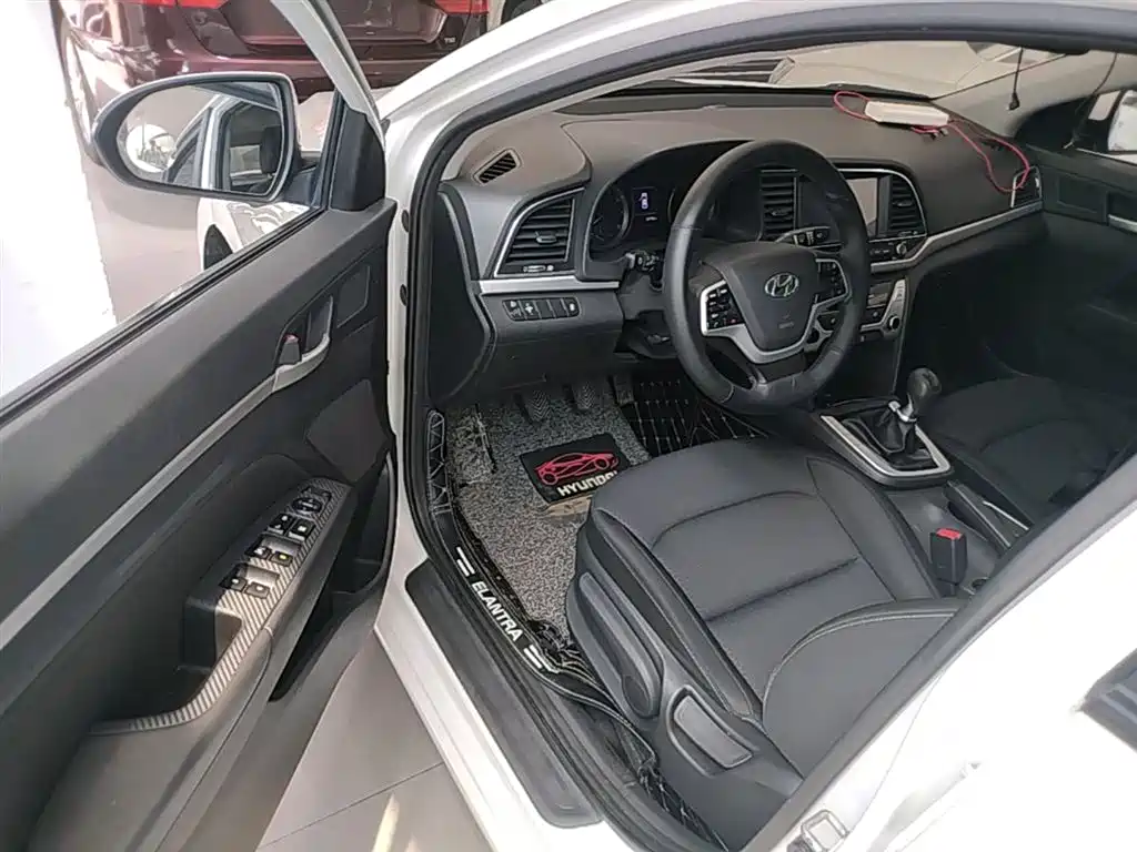 Hyundai Elantra 2016 1.6L Manual Smart & Vibrant Model фото 16