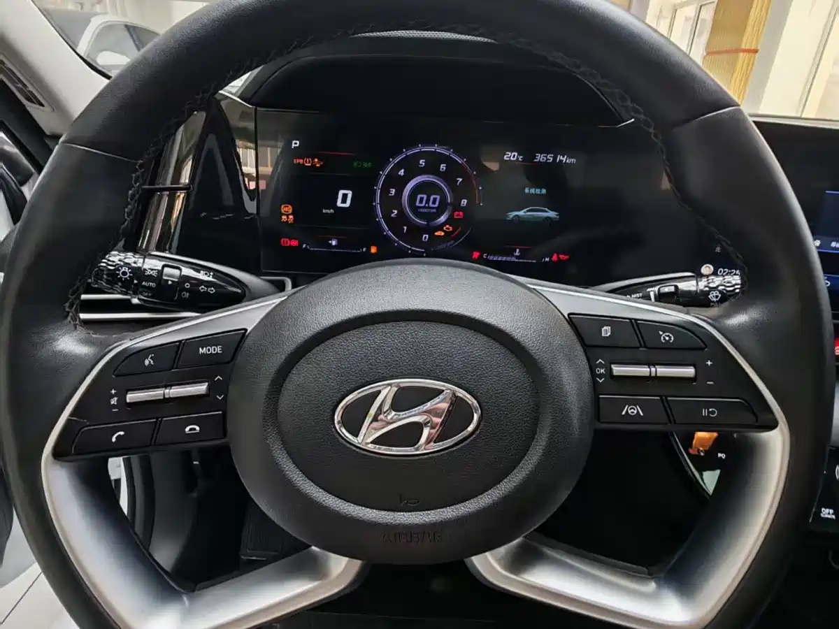 Hyundai Elantra 2022 1.5L CVT LUX Premium Edition фото 12