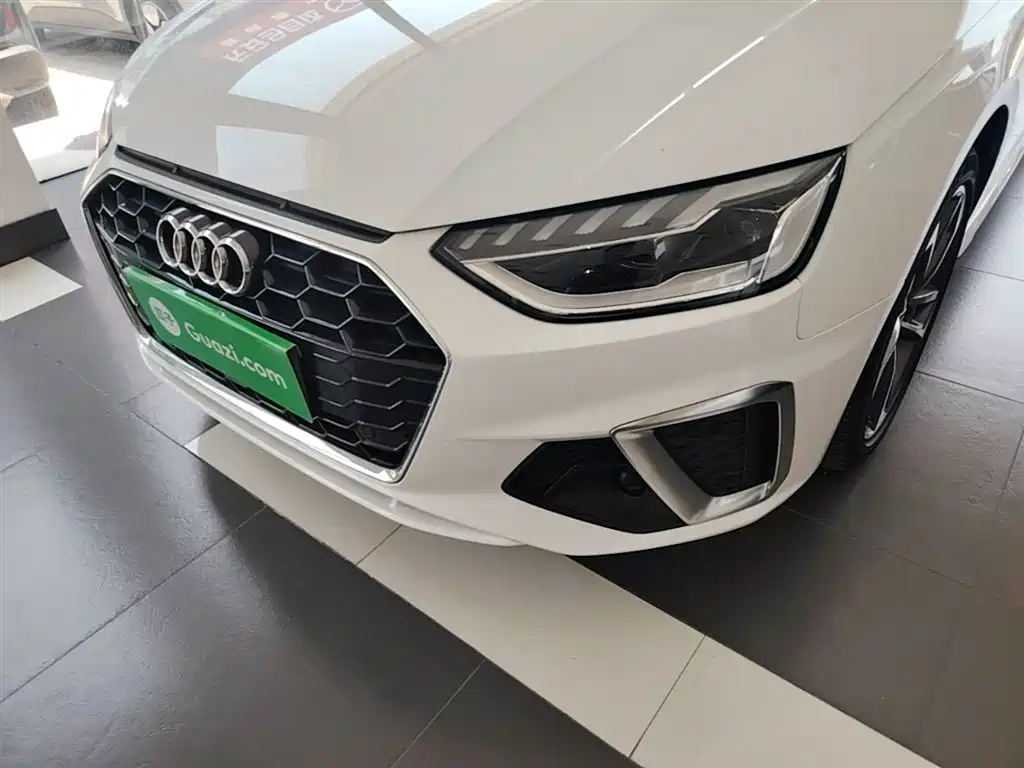 Фото 24 - Audi A4L