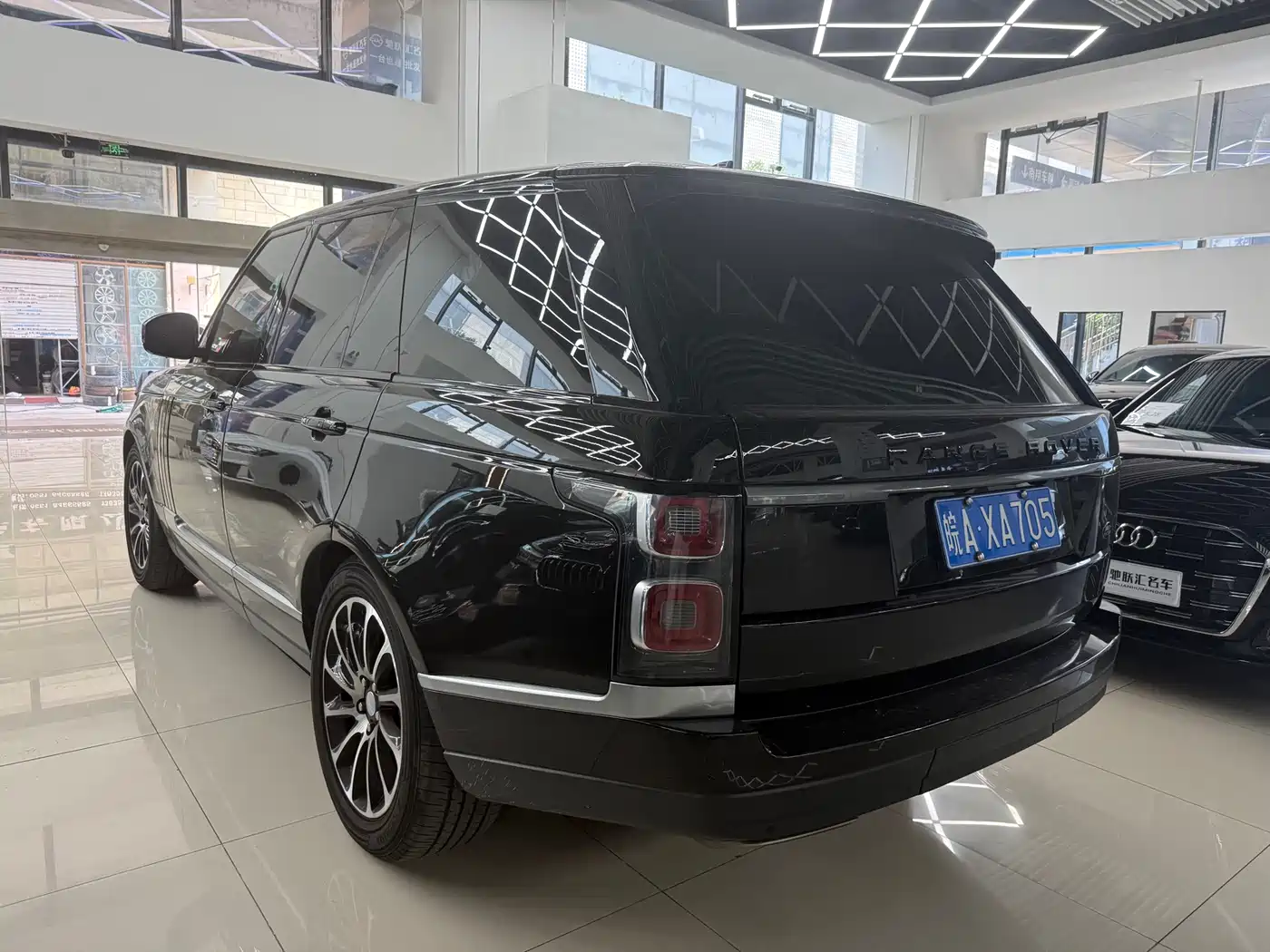 Land Rover Range Rover 2018 3.0 SC V6 Golden Age Edition фото 7