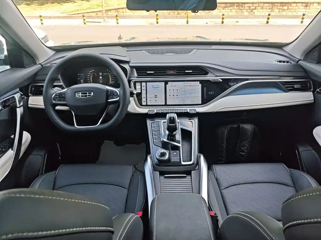 Фото 10 - Geely Atlas
