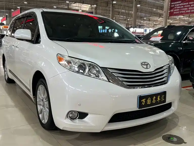 Toyota Sienna 2013 3.5L 4WD Automatic фото 3