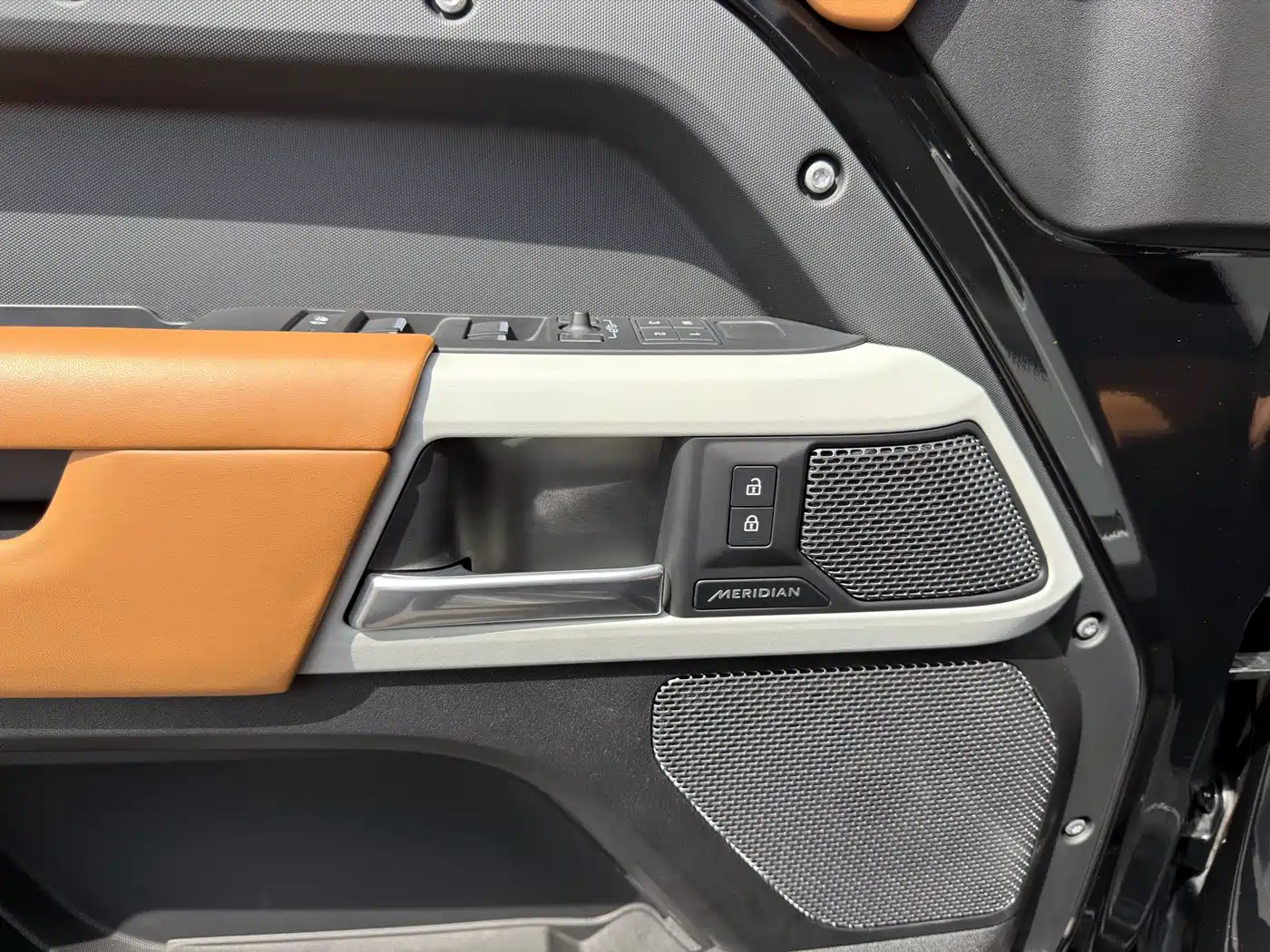 Land Rover Defender 2023 Facelift 110 3.0T P400 Dark Special Edition фото 5