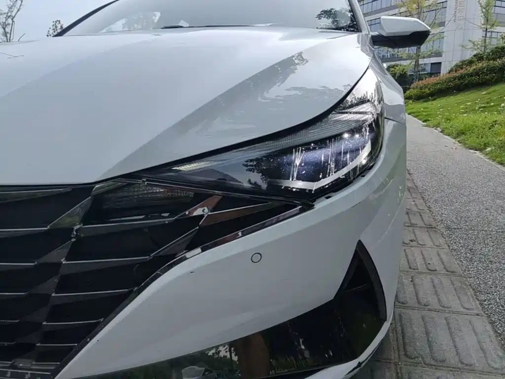 Фото 24 - Hyundai Elantra