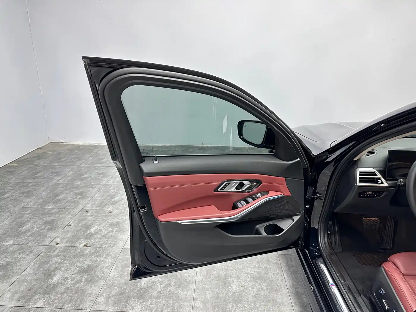 BMW 3 Series 2025 325i M Sport Package фото 14