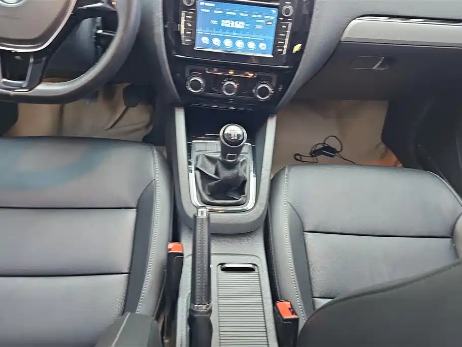 Volkswagen Sagitar 2015 1.6L Manual Comfort фото 16