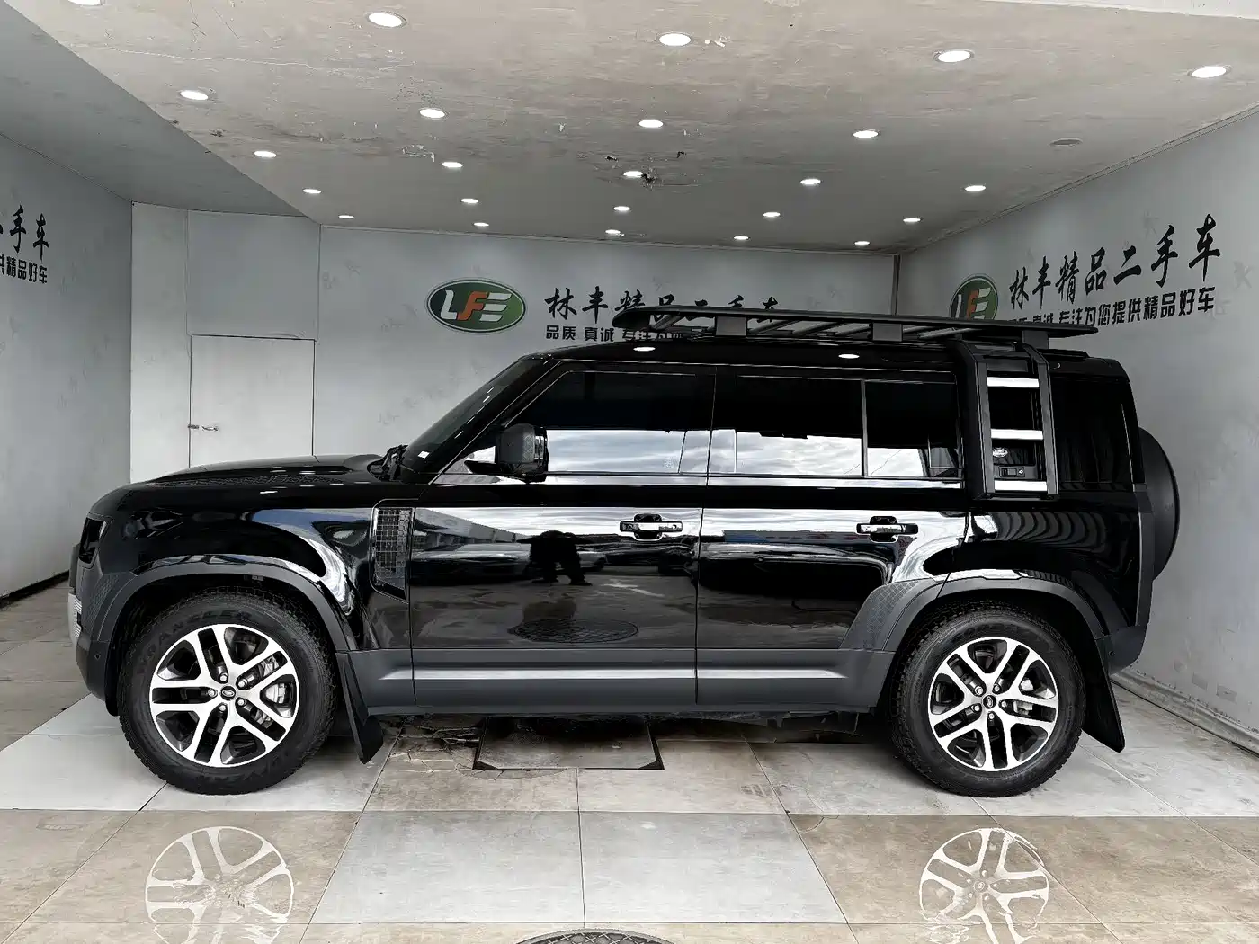 Land Rover Defender 2023 Model 110 3.0T P400 Dark Special Edition фото 4
