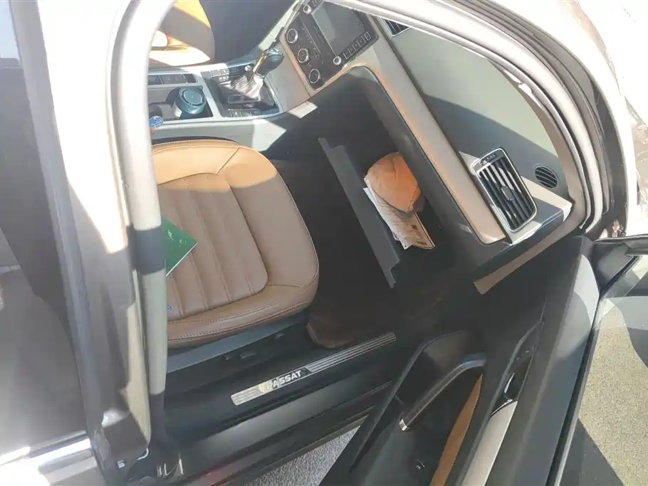 Volkswagen Passat 2014 1.8TSI DSG Executive Edition фото 8