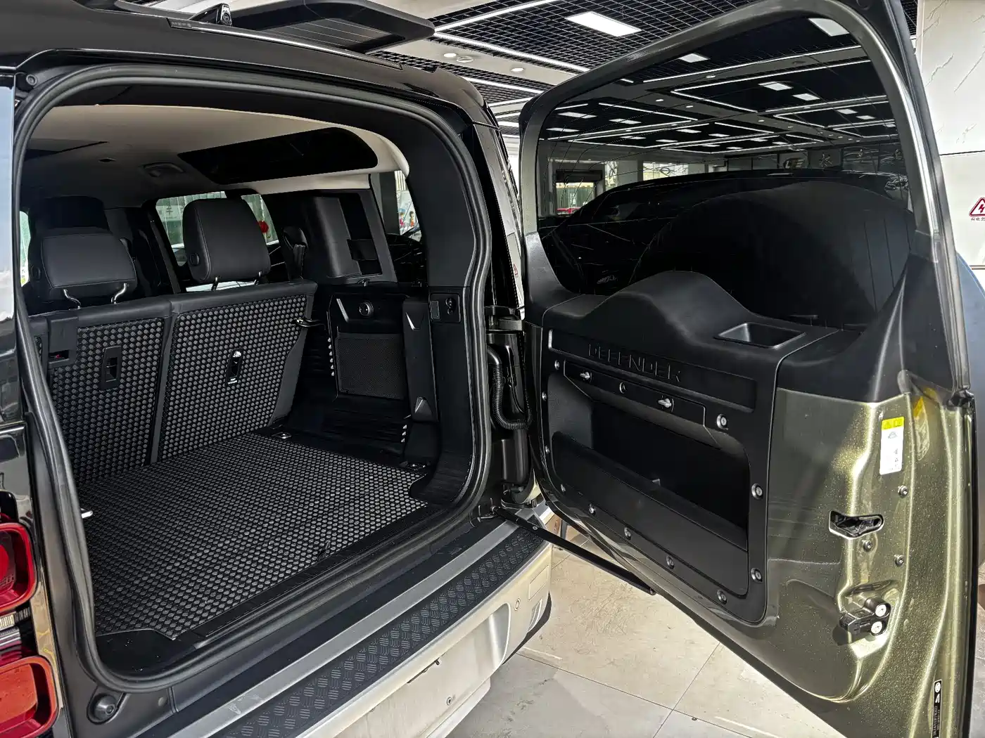 Land Rover Defender 2023 Model 110 3.0T P400 Dark Special Edition фото 28